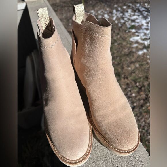 Dolce Vita Huey H2O Water-Resistant Suede Crocodile Embossed Lug Booties Sz 8.5 - Picture 3 of 10